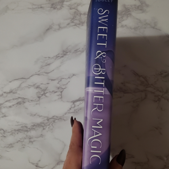 Sweet and Bitter Magic, hardcover, sprayed edges, Owlcrate special Edition - Picture 7 of 8